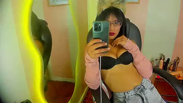 Aura love69 online show from November 7, 2025, 5:01 am