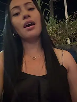 Sara luna  online show from November 9, 2025, 8:40 am