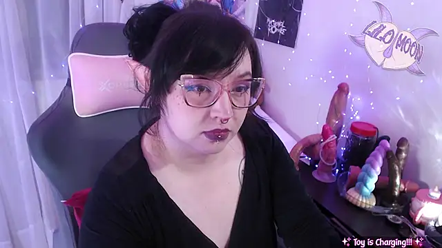 Snapshot of LiloMoon69 chatting on May 26, 2026, 6:33 am LiloMoon69 online show from May 26, 2026, 6:33 am