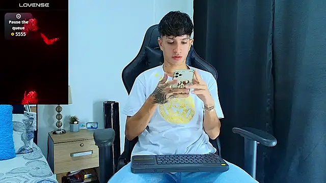 Snapshot of _CamiloBass chatting on June 14, 2026, 1:24 am CamiloBass online show from June 14, 2026, 1:24 am