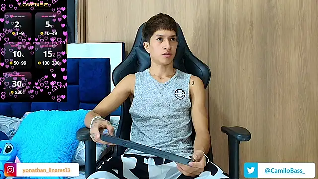 Snapshot of _CamiloBass chatting on November 15, 2025, 12:03 am CamiloBass online show from November 15, 2025, 12:03 am