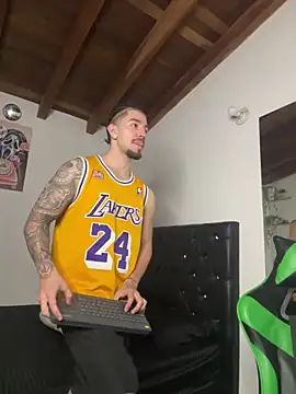 Snapshot of Valentino_Xander chatting on November 7, 2025, 12:37 am Valentino Xander online show from November 7, 2025, 12:37 am