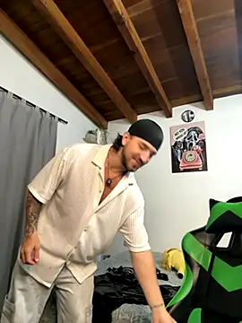 Snapshot of Valentino_Xander chatting on December 2, 2025, 3:52 am Valentino Xander online show from December 2, 2025, 3:52 am