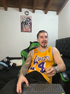 Snapshot of Valentino_Xander chatting on November 7, 2025, 11:30 pm Valentino Xander online show from November 7, 2025, 11:30 pm