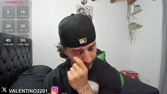 Snapshot of Valentino_Xander chatting on November 26, 2025, 2:22 am Valentino Xander online show from November 26, 2025, 2:22 am