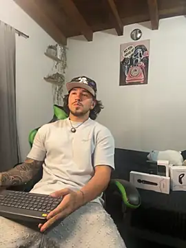 Snapshot of Valentino_Xander chatting on November 21, 2025, 11:37 pm Valentino Xander online show from November 21, 2025, 11:37 pm