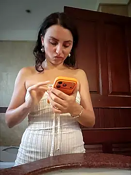 Snapshot of Izabella_Bella chatting on May 10, 2026, 7:56 am Izabella Bella online show from May 10, 2026, 7:56 am