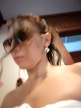Snapshot of Izabella_Bella chatting on May 2, 2026, 8:52 am Izabella Bella online show from May 2, 2026, 8:52 am