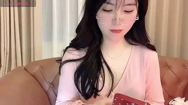 Snapshot of NickiBloom chatting on February 21, 2025, 11:01 am NickiBloom online show from February 21, 2025, 11:01 am