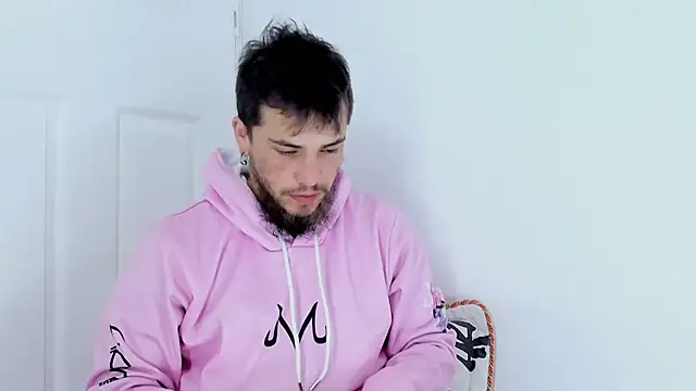 Snapshot of Beard_xox chatting on February 3, 2026, 2:32 am Beard xox online show from February 3, 2026, 2:32 am