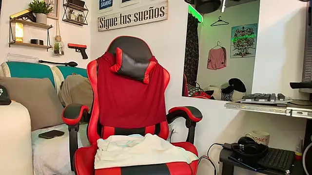 Leenar Key online show from November 9, 2025, 2:15 am