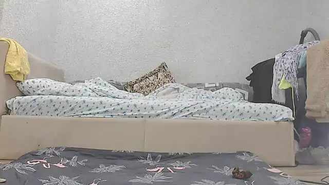 Snapshot of Vika_ chatting on November 19, 2025, 12:43 am Vika online show from November 19, 2025, 12:43 am