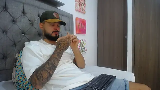 Snapshot of Emma_beautifull chatting on February 5, 2025, 4:37 am Emma beautifull online show from February 5, 2025, 4:37 am