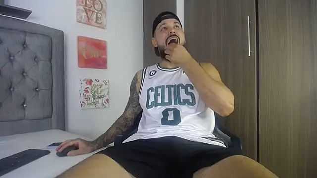 Snapshot of Emma_beautifull chatting on February 12, 2025, 2:24 am Emma beautifull online show from February 12, 2025, 2:24 am