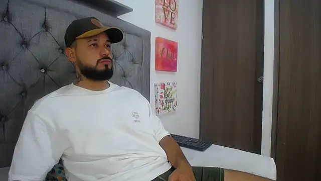 Snapshot of Emma_beautifull chatting on February 5, 2025, 8:00 am Emma beautifull online show from February 5, 2025, 8:00 am