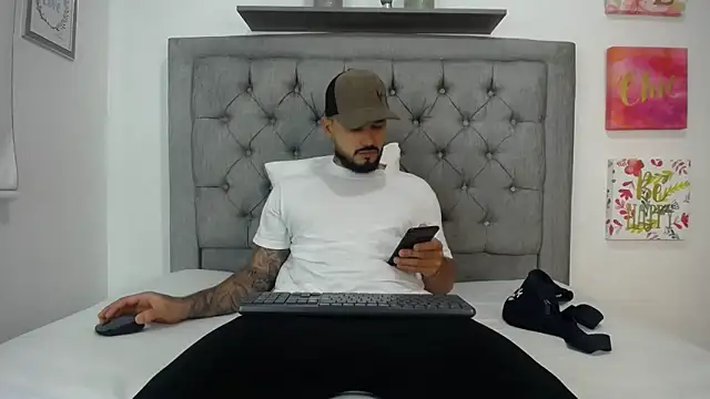 Snapshot of Emma_beautifull chatting on January 4, 2025, 12:16 am Emma beautifull online show from January 4, 2025, 12:16 am