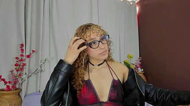 Snapshot of wini_fer chatting on November 15, 2025, 12:53 pm wini fer online show from November 15, 2025, 12:53 pm