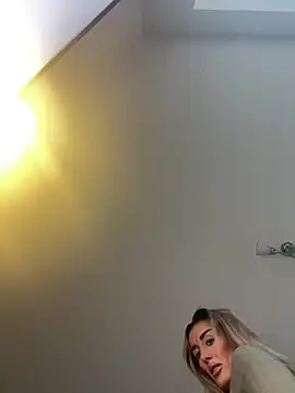 Snapshot of UKSYDNEYFOX chatting on February 23, 2025, 4:13 pm UKSYDNEYFOX online show from February 23, 2025, 4:13 pm