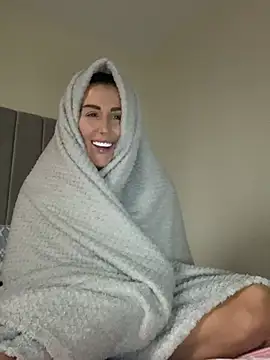 Snapshot of UKSYDNEYFOX chatting on February 21, 2025, 3:54 pm UKSYDNEYFOX online show from February 21, 2025, 3:54 pm