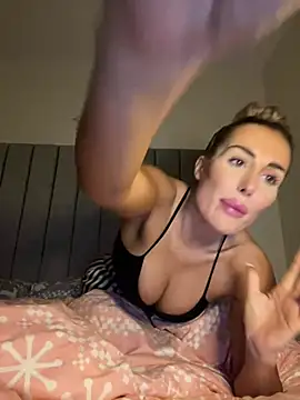 Snapshot of UKSYDNEYFOX chatting on February 21, 2025, 9:43 pm UKSYDNEYFOX online show from February 21, 2025, 9:43 pm