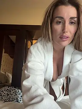 Snapshot of UKSYDNEYFOX chatting on March 20, 2025, 3:14 pm UKSYDNEYFOX online show from March 20, 2025, 3:14 pm