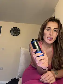 Snapshot of UKSYDNEYFOX chatting on March 6, 2025, 5:43 pm UKSYDNEYFOX online show from March 6, 2025, 5:43 pm