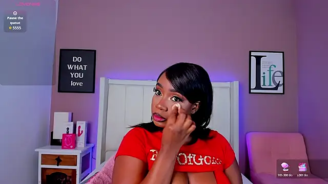 Snapshot of Britanymooree chatting on October 27, 2025, 8:43 pm Britanymooree online show from October 27, 2025, 8:43 pm