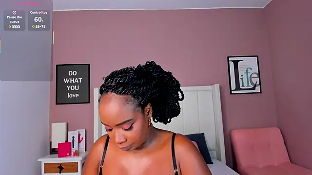 Snapshot of Britanymooree chatting on November 25, 2025, 7:58 pm Britanymooree online show from November 25, 2025, 7:58 pm