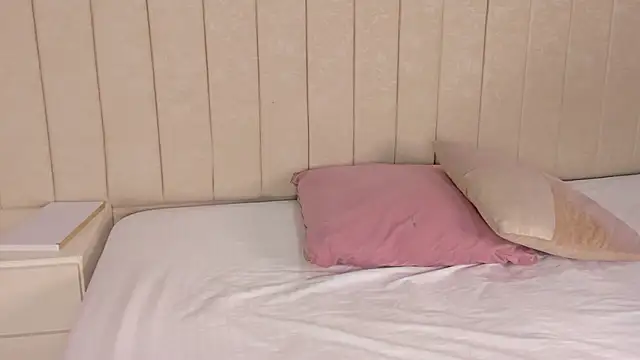 Littleolivia  online show from March 18, 2025, 1:34 pm