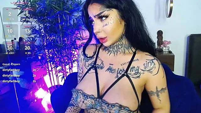 Snapshot of CreamyInkky_ chatting on April 1, 2026, 4:47 am CreamyInkky online show from April 1, 2026, 4:47 am