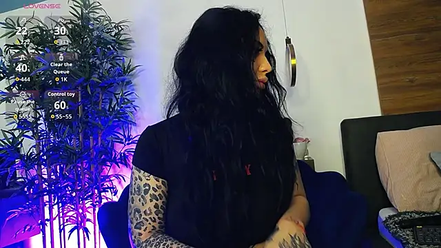 Snapshot of CreamyInkky_ chatting on April 4, 2026, 6:53 am CreamyInkky online show from April 4, 2026, 6:53 am