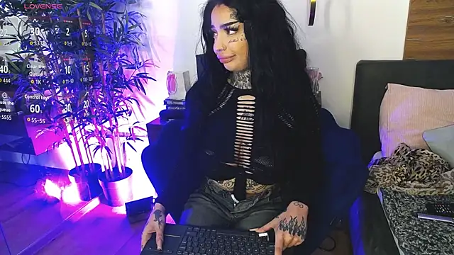 Snapshot of CreamyInkky_ chatting on April 5, 2026, 7:15 am CreamyInkky online show from April 5, 2026, 7:15 am