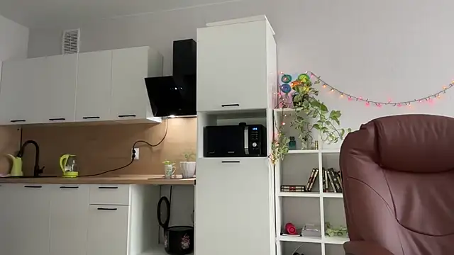 Snapshot of Victoria1Love chatting on December 21, 2025, 9:44 am Victoria1Love online show from December 21, 2025, 9:44 am