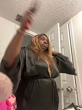 Snapshot of LillShayy chatting on December 17, 2025, 5:18 pm LillShayy online show from December 17, 2025, 5:18 pm