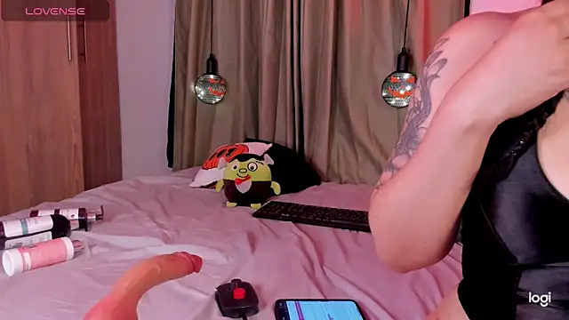 Snapshot of LilyRobertts chatting on October 26, 2025, 2:56 am LilyRobertts online show from October 26, 2025, 2:56 am