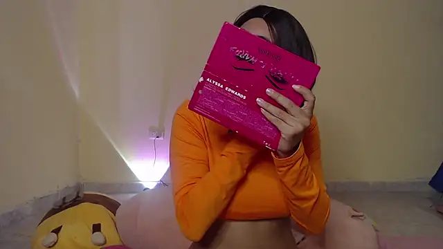 Snapshot of _maiahairy_ chatting on February 11, 2025, 12:15 pm  maiahairy  online show from February 11, 2025, 12:15 pm