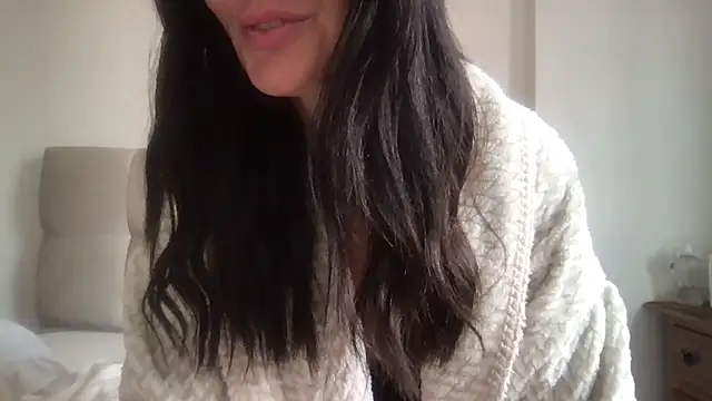 Snapshot of paolajonez chatting on January 6, 2026, 11:47 am paolajonez online show from January 6, 2026, 11:47 am