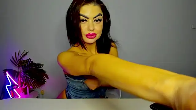 Snapshot of aishahottie chatting on January 15, 2025, 1:23 am aishahottie online show from January 15, 2025, 1:23 am