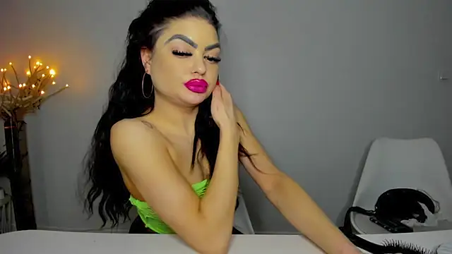 Snapshot of aishahottie chatting on February 3, 2025, 10:21 pm aishahottie online show from February 3, 2025, 10:21 pm