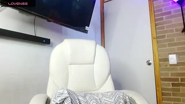 Snapshot of helenacyruss chatting on November 22, 2025, 2:27 pm helenacyruss online show from November 22, 2025, 2:27 pm