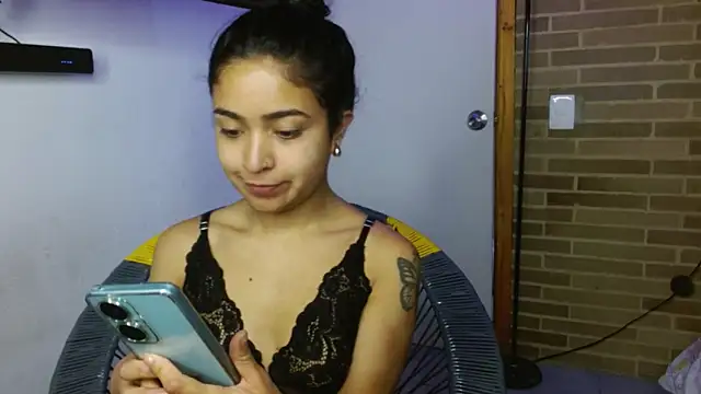 Snapshot of helenacyruss chatting on November 7, 2025, 3:05 pm helenacyruss online show from November 7, 2025, 3:05 pm