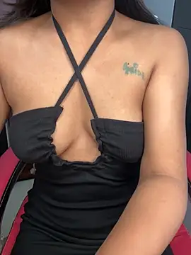 LeisyXO online show from November 18, 2025, 6:44 pm