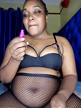 Snapshot of Queenshaz01 chatting on November 5, 2025, 12:25 am Queenshaz01 online show from November 5, 2025, 12:25 am