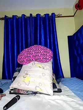 Snapshot of Queenshaz01 chatting on November 10, 2025, 12:37 am Queenshaz01 online show from November 10, 2025, 12:37 am