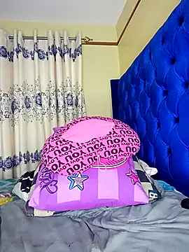 Snapshot of Queenshaz01 chatting on September 11, 2025, 12:21 am Queenshaz01 online show from September 11, 2025, 12:21 am