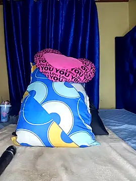 Snapshot of Queenshaz01 chatting on November 12, 2025, 12:37 am Queenshaz01 online show from November 12, 2025, 12:37 am