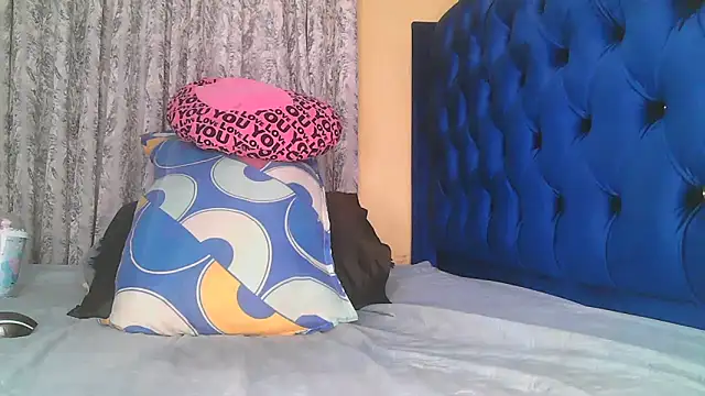 Snapshot of Queenshaz01 chatting on December 5, 2025, 12:54 am Queenshaz01 online show from December 5, 2025, 12:54 am