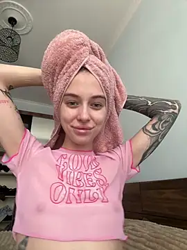 Snapshot of enjoy_my_beauty chatting on May 20, 2026, 6:43 am enjoy my beauty online show from May 20, 2026, 6:43 am