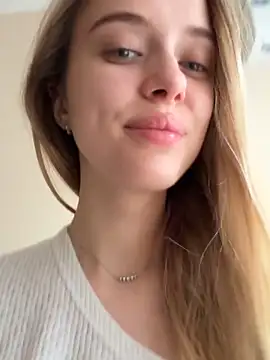 Snapshot of enjoy_my_beauty chatting on April 4, 2026, 6:42 am enjoy my beauty online show from April 4, 2026, 6:42 am