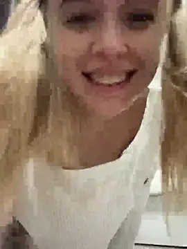 Snapshot of enjoy_my_beauty chatting on April 25, 2026, 6:38 am enjoy my beauty online show from April 25, 2026, 6:38 am